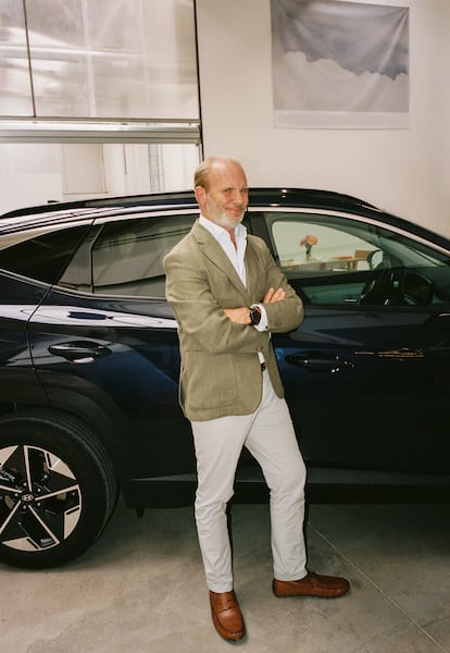 Leopoldo 'Polo' Satrústegui, presidente de Hyundai Motor España, posa con el Tucson, el modelo más popular de la marca