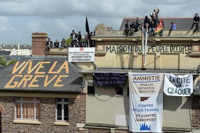 Alumnos de secundaria y trabajadores protestan contra las reformas laborales en Francia.