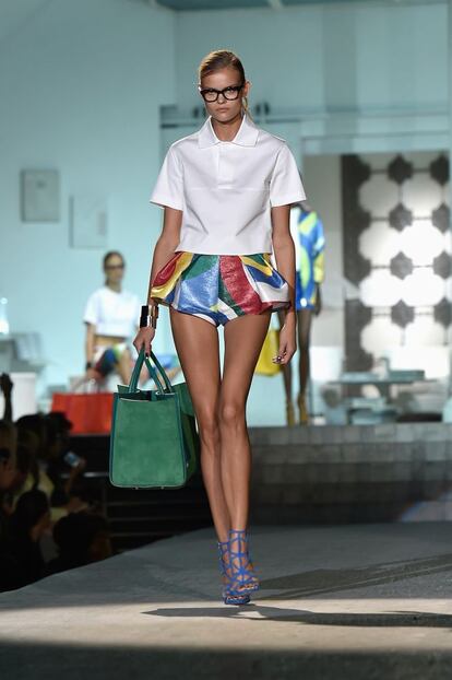 DSquared2, la marca de los hermanos Caten, apuesta los escotes halter y los short voluminosos.