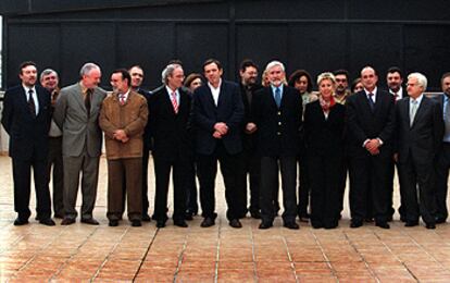 Ignasi Pla, en el centro, ayer, con los hacedores socialistas de la Llei d&#39;Us i Ensenyament del Valenciá.