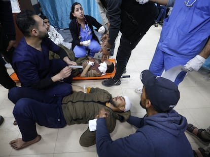Heridos palestinos siendo atendidos en un hospital de la Franja de Gaza tras resultar heridos en Deir el-Balah, en el centro del enclave palestino.