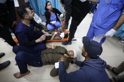 Heridos palestinos siendo atendidos en un hospital de la Franja de Gaza tras resultar heridos en Deir el-Balah, en el centro del enclave palestino.