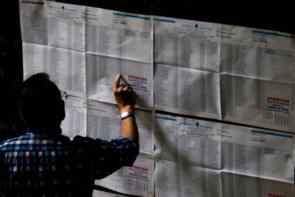 En estas elecciones de compitió por un mandato de cuatro años al frente del Ejecutivo, que se iniciará el próximo 10 de diciembre. En la imagen, un hombre revisa el censo electoral en un centro de Buenos Aires.