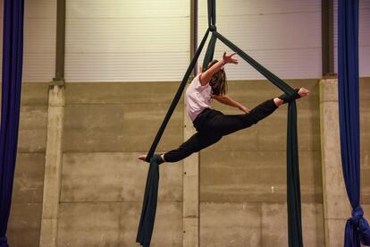 Instalación de telas acrobáticas de la escuela de artes circenses Circo
Diverso.