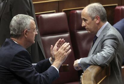 El diputado socialista Jesús Caldera conversa con el portavoz del PNV en el Congreso, Josu Erkoreka (i), quien ha avanzado que su partido se opondrá a los decretos ley de los últimos recortes del Gobierno que la Cámara Baja convalidará este jueves.