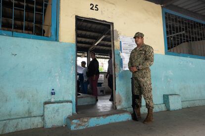Un elemento del Ejército hace guardia al ingreso de un centro de votación.