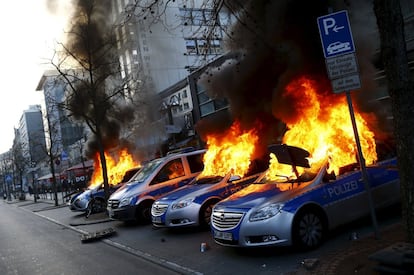 Quatro carros da polícia alemã foram incendiados pelos manifestantes anticapitalistas que protestavam horas antes da inauguração da sede do Banco Central Europeu em Frankfurt.