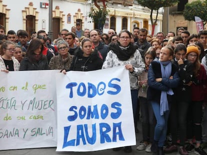 Minuto de silencio celebrado en El Campillo (Huelva) en diciembre de 2018 por el asesinato de Laura Luelmo.