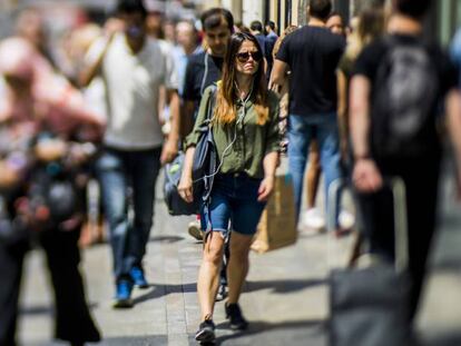 Una mujer camina en la Gran Vía madrileña.