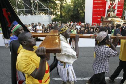 Varios fieles transportan una cruz durante el vía crucis que se celebró ayer en el centro de Madrid.