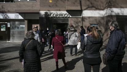 Ciutadans fent cua davant d'una oficina de Correus a l'Eixample, dilluns a Barcelona.