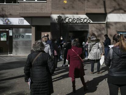 Ciutadans fent cua davant d'una oficina de Correus a l'Eixample, dilluns a Barcelona.