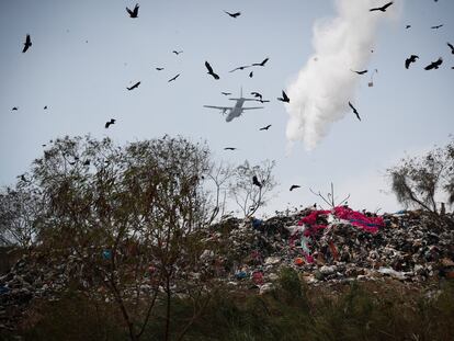 Un avión de la Fuerza Aérea de Colombia vierte agua sobre el incendio en el vertedero de basura Cerro Patacón, en Ciudad de Panamá.