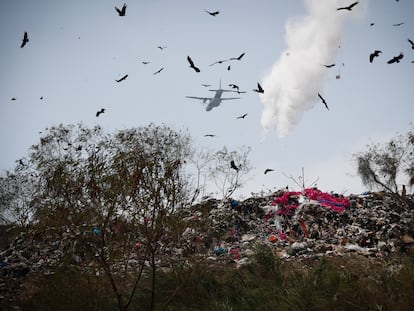 Un avión de la Fuerza Aérea de Colombia vierte agua sobre el incendio en el vertedero de basura Cerro Patacón, en Ciudad de Panamá.