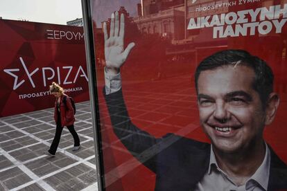 Una mujer camina ante un cartel de Alexis Tsipras en Atenas, el 10 de mayo de 2023.