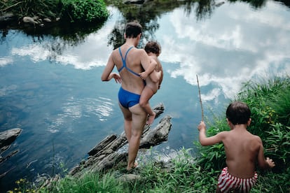 Rocío, Rita y Simón, a punto de entrar en el río. Perales del Puerto (Cáceres), 2022.