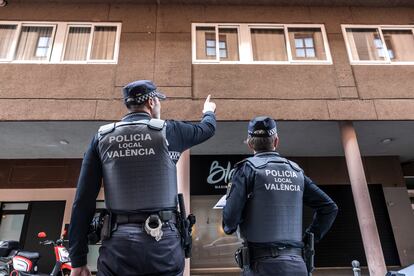 Dos policías locales de la Comisaría de Proximidad del Marítimo realizan inspecciones en bajos y pisos turísticos de Valencia.