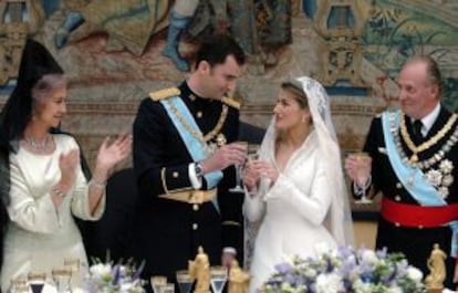 O príncipe Felipe brinda com sua esposa, Letizia Ortiz, no dia de seu casamento diante dos Reis.