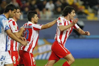 Tiago celebra su primer gol seguido por Agüero y Raúl García.