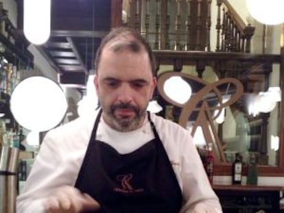 Jesús Sánchez prepara anchoas en su restaurante.