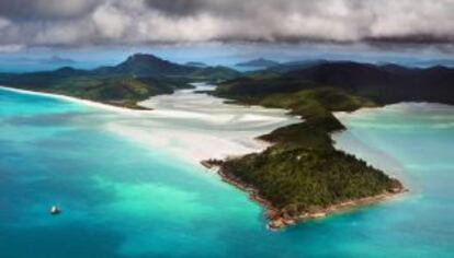 Vista aérea de la playa de Whitehaven, en las islas Whitsundays, en Queensland (Australia).