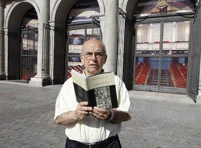 Manuel Alonso del Hoyo, ante el Teatro Real con su libro <i>Calles de Madrid dedicadas a compositores</i>.