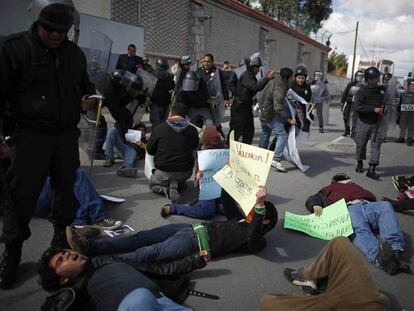 Agentes de policía intentan desalojar a unos manifestantes durante la visita a Ciudad Juárez del presidente mexicano, Felipe Calderón.