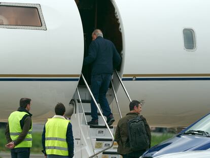 Juan Carlos I subía las escaleras de un avión privado en el aeropuerto vitoriano de Foronda, este martes.