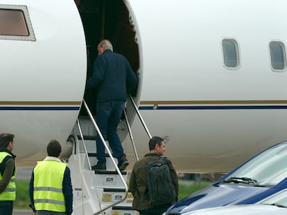 Juan Carlos I subía las escaleras de un avión privado en el aeropuerto vitoriano de Foronda, este martes.