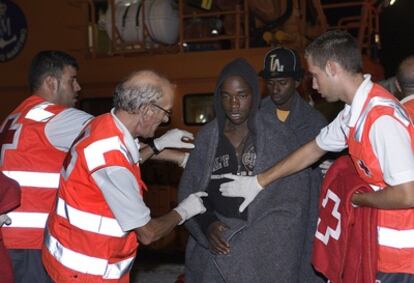 Llegada al puerto de Motril, en Granada, dos de los 42 inmigrantes subsaharianos rescatados.