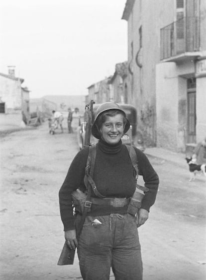 Wainman fue un fotógrafo aficionado que, siguiendo sus ideales, llegó a España para ayudar en la causa republicana como conductor de ambulancia, primero, y después como intérprete de prensa. En la foto, la miliciana alemana Liesel Carritt, el 14 de septiembre de 1936.