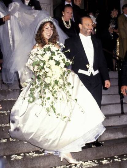 Mariah Carey y Tommy Mottola el día de su boda en la iglesia episcopal Saint Thomas en Nueva York (1993).
