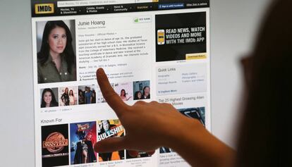 Una joven visita la ficha de Junie Hoang en la página de IMDb.