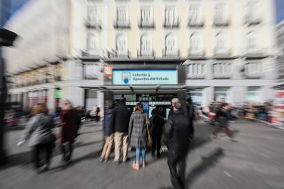 Un grupo de personas aguardan cola en una Administración de la Puerta del Sol de Madrid. La capital es la ciudad en que más veces ha caído el primer premio (41), seguida de Barcelona (35).