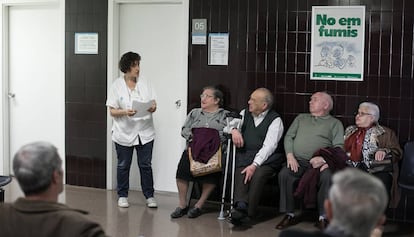 Un grup de pacients a la sala d'espera d'un ambulatori de la Mina, a Sant Adrià del Besòs.