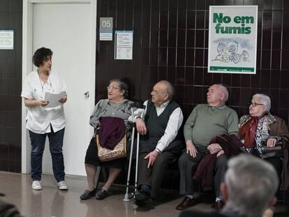 Un grup de pacients a la sala d'espera d'un ambulatori de la Mina, a Sant Adrià del Besòs.