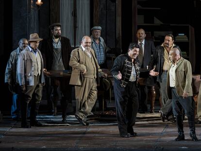 El barítono Luca Salsi (en el centro) durante el primer acto de 'Rigoletto', el pasado jueves en la Arena de Verona.