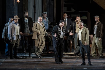 El barítono Luca Salsi (en el centro) durante el primer acto de 'Rigoletto', el pasado jueves en la Arena de Verona.
