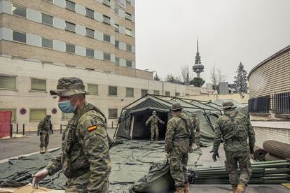 Los ingenieros acaban de llegar de montar un hospital de campaña en Segovia. Hoy están en Madrid con Torrespaña de fondo, y mañana tienen que estar en Sabadell para acondicionar un polideportivo como hospital.