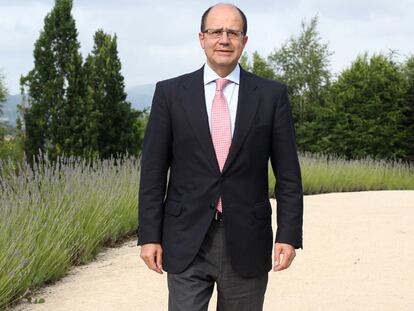 El director de la Cátedra de Orkestra, Eloy Álvarez, en los jardines del Palacio de Aiete, en San Sebastián.