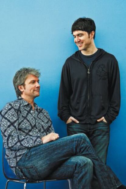 <b>Chris DeWolfe (sentado) y Tom Anderson, fundadores de MySpace, en su sede de Los Ángeles en 2008.</b>
