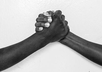 "Aquí las manos de Omar y Souleymane, se unen y juntas son más fuertes, así entiendo yo la amistad", apunta Moustafa, autor de esta fotografía.