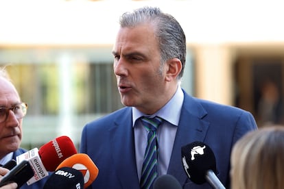 El secretario general de Vox, Javier Ortega Smith hace declaraciones a los medios el pasado jueves.