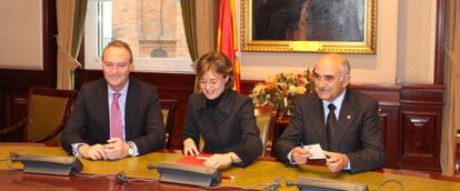 La ministra de Agricultura con Fabra, izquierda, y Garre, durante la reuni&oacute;n.