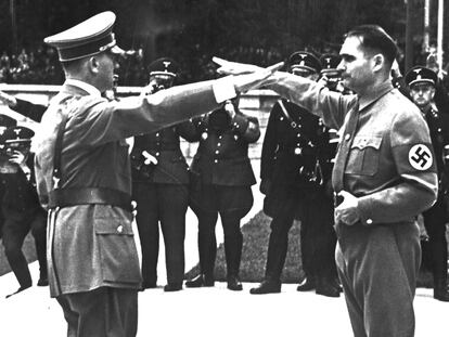 Hitler y Hess se saludan en un acto del partido nazi.