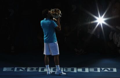 Federer besa el trofeo tras proclamarse vencedor ante Andy Murray, en el Open de Australia de 2010.