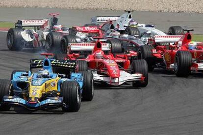 Alonso lidera la carrera ante Schumacher en un grupo que cierra el Honda de Barrichello.