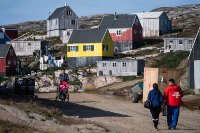 Residentes de Kulusuk caminan por las calles del pueblo, el 16 de agosto de 2019. La compra de este territorio ha sido calificada por Donald Trump como "un gran negocio inmobiliario". Por su parte, la primera ministra danesa, Mette Frederiksen, explicó que Groenlandia no está en el mercado. "Groenlandia no está en venta. Groenlandia no es danesa, es groenlandesa. Espero de verdad que no sea nada que se haya dicho en serio", dijo.