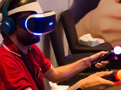 Un jugador con un casco de realidad virtual en Gamelab Barcelona.