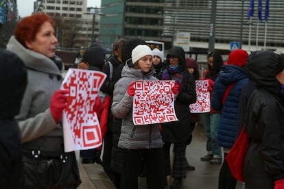 100 mujeres voluntarias, según las organizadoras, se reunieron en la rotonda de Schuman de Bruselas, ante la UE, portando guantes de color rojo y pancartas con mensajes para concienciar sobre la violencia de género. 

El evento denominado SECRET STRIKE, está organizado por la Embajada española, junto con UNFPA  y EEAS y la artista Alicia Framis. Photo © Delmi Alvarez